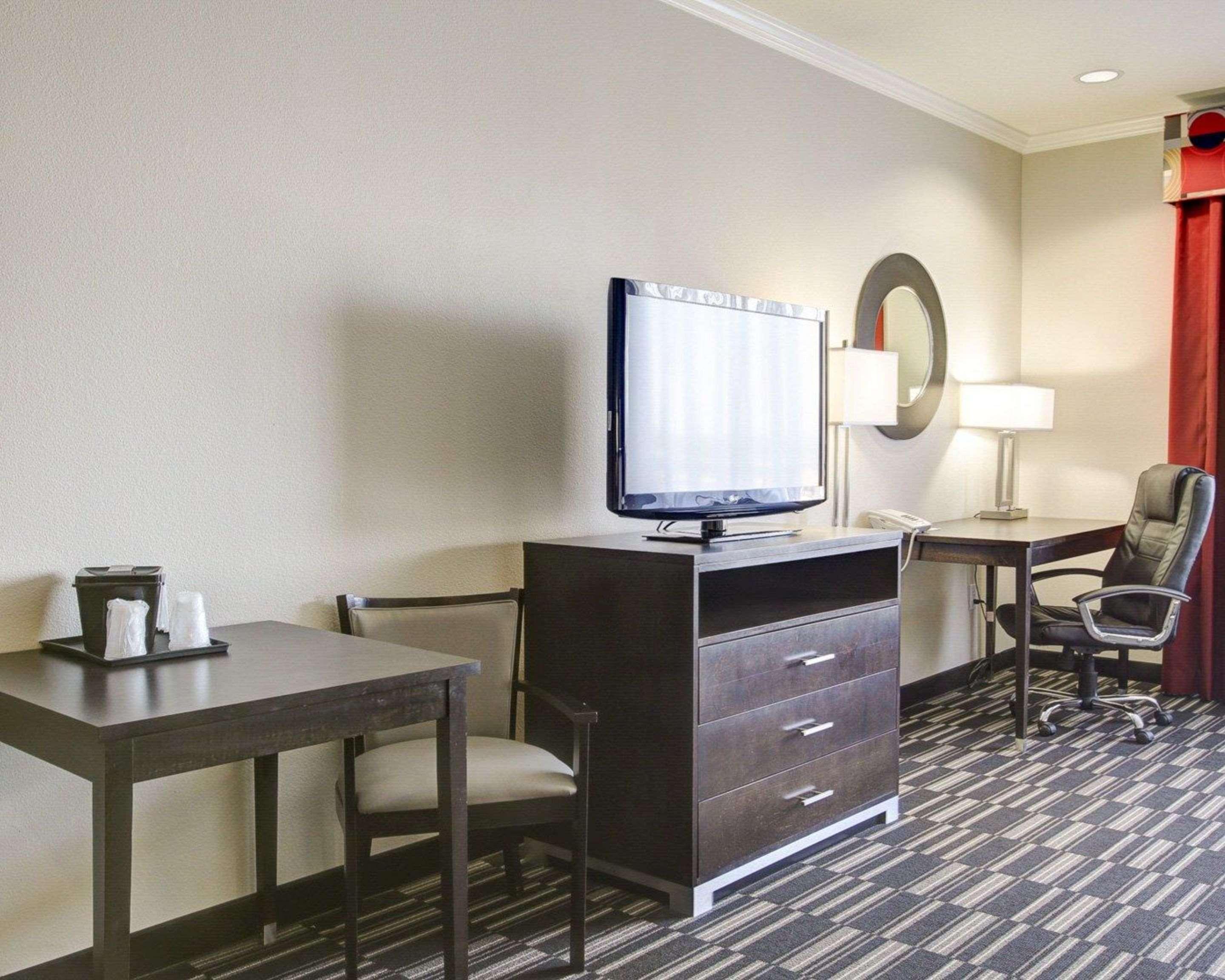 Quality Inn & Suites Bryan-College Station Exterior photo